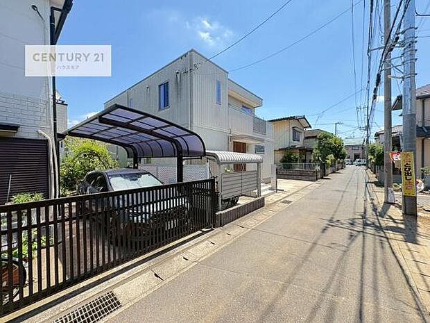 前面道路4m!陽当り良好な立地です。車庫入れが苦手な方も安心ですね。