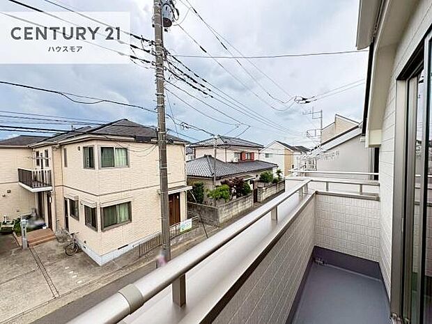 広々としたバルコニーで一日の始まりをスタート!お洗濯ものをたっぷり気持ちよく干せます!