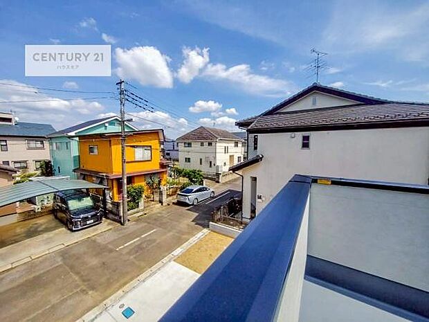 晴れた日には青い空を見渡せる開放的な時間を楽しめます。気持ちの良い風が通り抜ける街並みです!