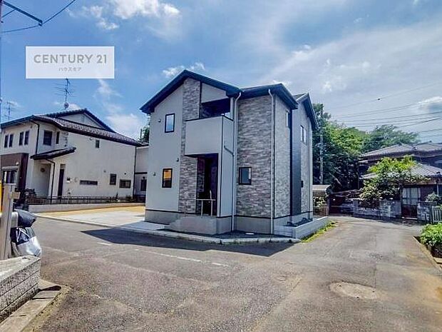 前面道路は4.5m×6m!陽当り良好な立地です。車庫入れが苦手な方も安心ですね。