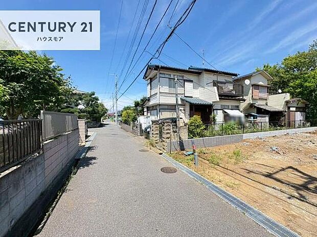 前面道路は4m!陽当り良好な立地です。車庫入れが苦手な方も安心ですね。