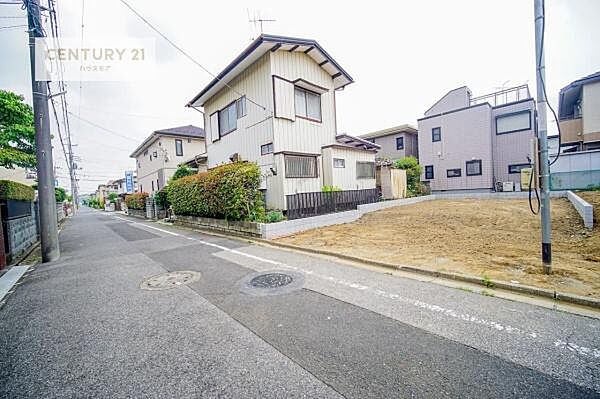 前面道路5.4ｍ！陽当り良好な立地です。車庫入れが苦手な方も安心ですね！
