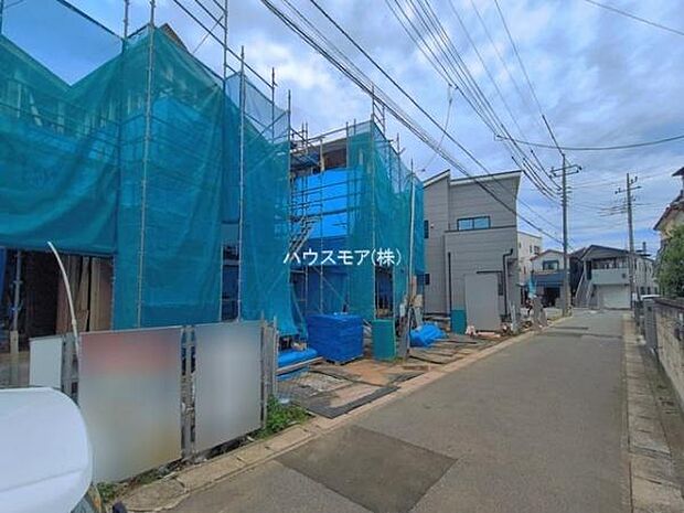 前面道路は4m!陽当り良好な立地です。車庫入れが苦手な方も安心ですね。