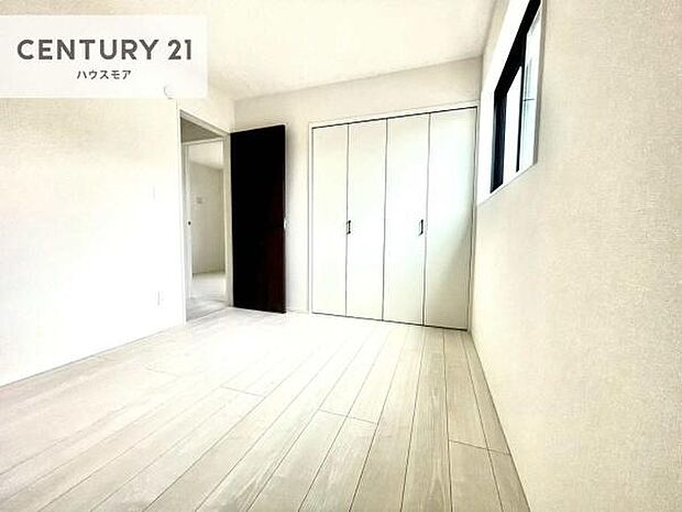 掃き出し窓がないお部屋は、お子様のお部屋としても安心です！収納スペースも充実しているので散らかったお部屋をサッと片付けられます！