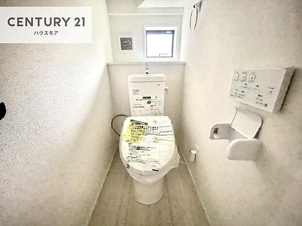 1・2階にトイレがございます！朝の忙しい時間帯も待たずにすみそうですね。白を基調とした清潔感のあるトイレでお手入れがしやすいです！