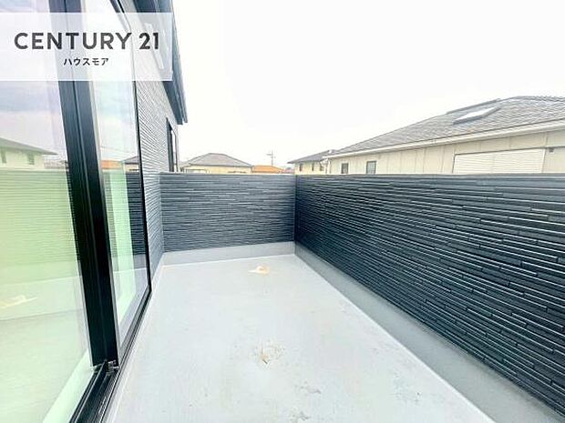 陽当たり良好なバルコニーです！晴れた日には青い空を見渡せる開放的な時間を楽しめます。