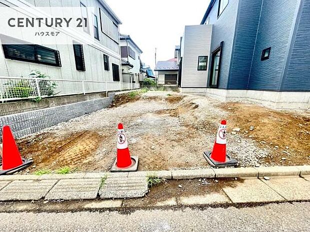 駐車スペースは2台分あります！セカンドカーはもちろん、バイクや自転車なども置き場所に困りません。