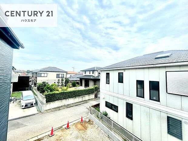 晴れた日には青い空を見渡せる開放的な時間を楽しめます。気持ちの良い風が通り抜ける街並みです!