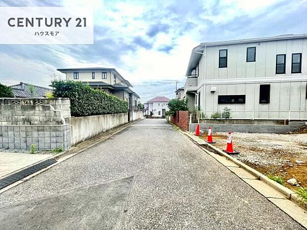 前面道路5.5m!陽当り良好な立地です。車庫入れが苦手な方も安心ですね。