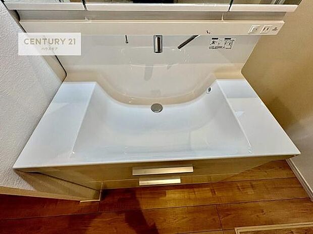 深い洗面台ボウルは、水が跳ねにくいのでお手入れが楽々!清潔感が保てます!キレイな洗面所で自分磨きのモチベーションが上がりますね!