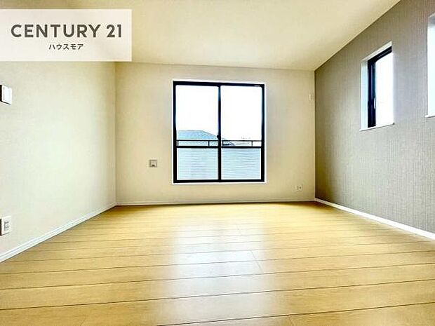 バルコニーに面した洋室は、たっぷりの陽光が差し込む明るい空間。一日の疲れをゆっくりと癒す主寝室としておすすめです。朝は心地よい光に包まれながら気持ちよく目覚められます。