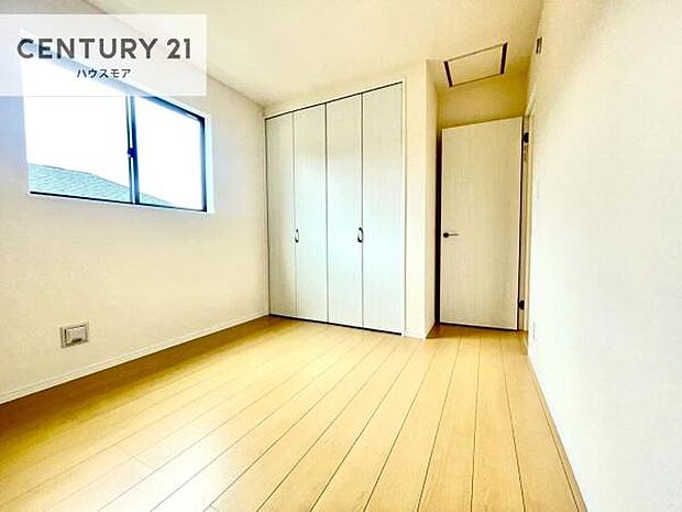 掃き出し窓がないお部屋は、お子様のお部屋としても安心です!収納スペースも充実しているので散らかったお部屋をサッと片付けられます!