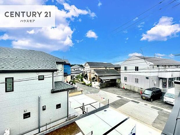 落ち着きある住宅街です!周囲には高い建物がなく、空が広く開放感があり、陽当たりを大きく遮られることもありません!気持ちの良い風が通り抜ける街並みです!