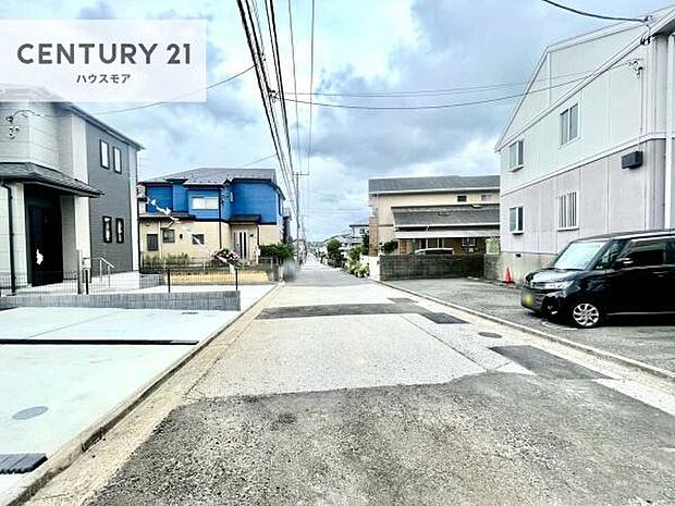 前面道路6m!陽当り良好な立地です。車庫入れが苦手な方も安心ですね。