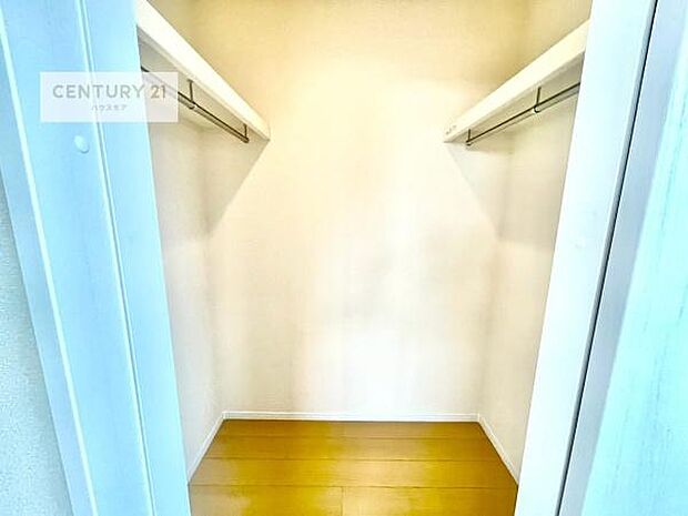 ウォークインクローゼット付きです。たくさんのお洋服などを収納しておけそうですね!他にも扇風機や加湿器など季節物の大きな家電も収納できます!