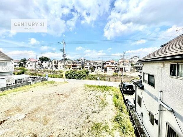 晴れた日には青い空を見渡せる開放的な時間を楽しめます。気持ちの良い風が通り抜ける街並みです!