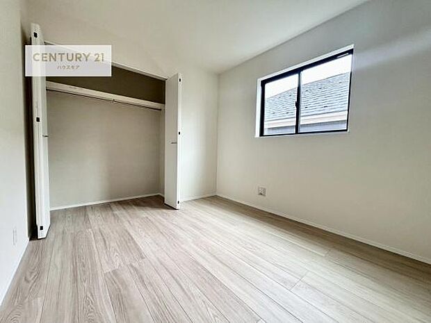 掃き出し窓がないお部屋は、お子様のお部屋としても安心です!収納スペースも充実しているので散らかったお部屋をサッと片付けられます!