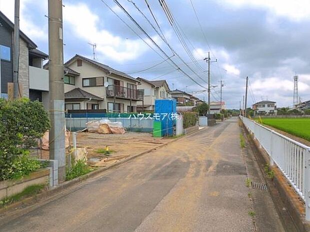 前面道路4.2ｍ！陽当り良好な立地です。車庫入れが苦手な方も安心ですね！