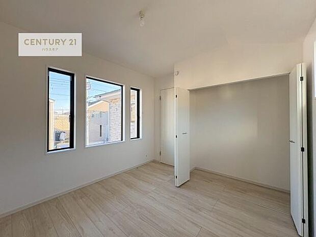 掃き出し窓がないお部屋は、お子様のお部屋としても安心です!収納スペースも充実しているので散らかったお部屋をサッと片付けられます!