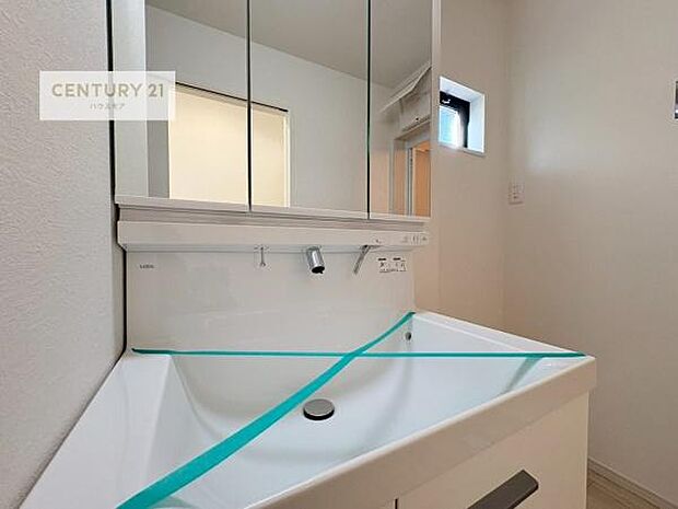 深い洗面台ボウルは、水が跳ねにくいのでお手入れが楽々!清潔感が保てます!キレイな洗面所で自分磨きのモチベーションが上がりますね!