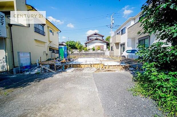 駐車スペースは2台分あります!セカンドカーはもちろん、バイクや自転車なども置き場所に困りません。
