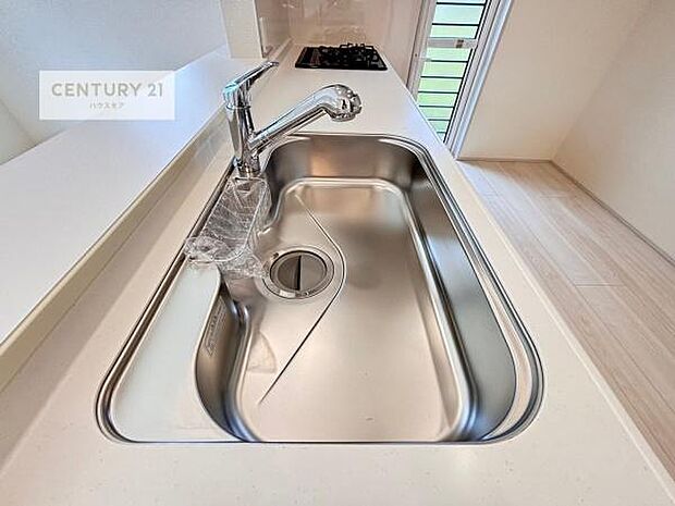 ワイドなシンクですね!水が跳ねにくく洗物がしやすい家事が楽々仕様のシステムキッチンです!デザイン性と機能性を兼ねたキッチンで清潔感がありますね!(同仕様)