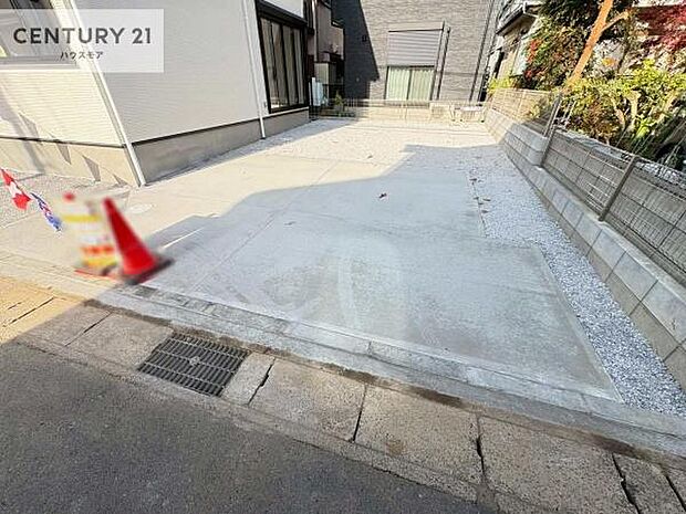 駐車スペースは2台分あります!セカンドカーはもちろん、バイクや自転車なども置き場所に困りません。