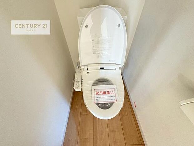 1・2階にトイレがございます！朝の忙しい時間帯も待たずにすみそうですね。白を基調とした清潔感のあるトイレでお手入れがしやすいです！