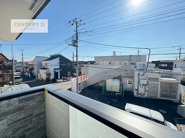 眺望良好なバルコニー。お天気のいい日にはバルコニーへでてリフレッシュするのもいいですね!
