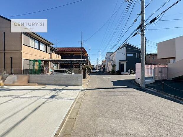 前面道路は6ｍ！陽当り良好な立地です。車庫入れが苦手な方も安心ですね。