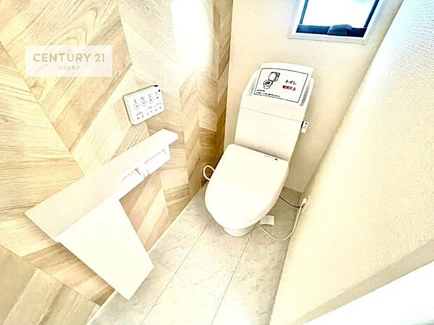 1・2階にトイレがございます!朝の忙しい時間帯も待たずにすみそうですね。白を基調とした清潔感のあるトイレでお手入れがしやすいです!