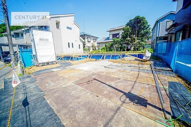 駐車スペースは2台分あります！セカンドカーはもちろん、バイクや自転車なども置き場所に困りません。