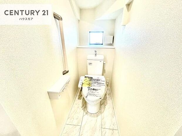 1・2階にトイレがございます!朝の忙しい時間帯も待たずにすみそうですね。白を基調とした清潔感のあるトイレでお手入れがしやすいです!