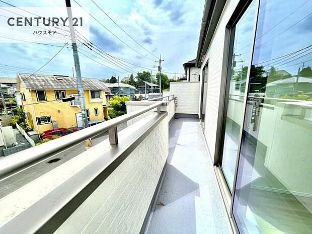 落ち着きある住宅街です!周囲には高い建物がなく、空が広く開放感があり、陽当たりを大きく遮られることもありません!気持ちの良い風が通り抜ける街並みです!