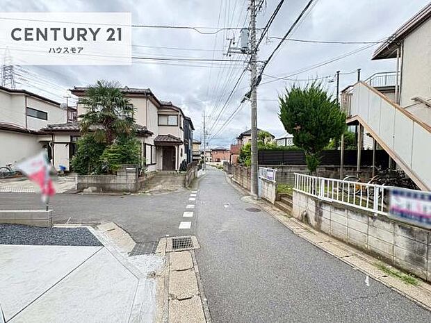 前面道路は3.8m×4.5m陽当り良好な立地です。車庫入れが苦手な方も安心ですね。