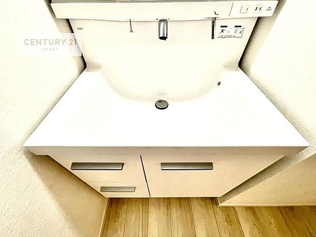 深い洗面台ボウルは、水が跳ねにくいのでお手入れが楽々！清潔感が保てます！キレイな洗面所で自分磨きのモチベーションが上がりますね！