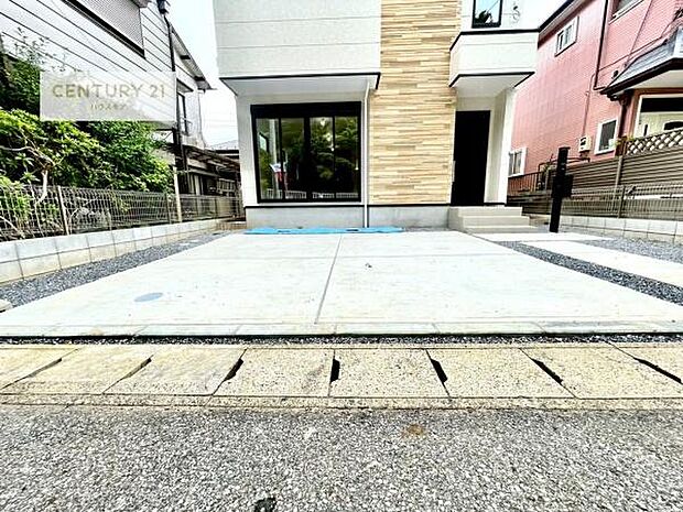 駐車スペースは2台分あります！セカンドカーはもちろん、バイクや自転車なども置き場所に困りません。
