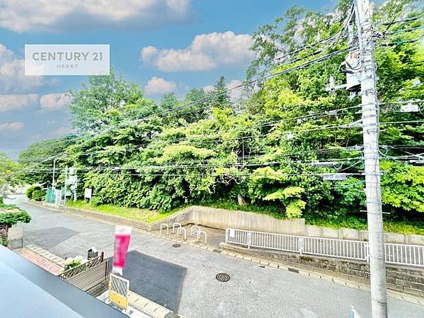 晴れた日には青い空を見渡せる開放的な時間を楽しめます。気持ちの良い風が通り抜ける街並みです!