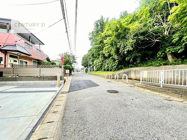 前面道路は6ｍ！陽当り良好な立地です。車庫入れが苦手な方も安心ですね。