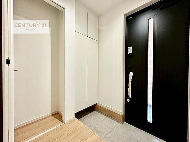 玄関収納が充実しているので、玄関周りがスッキリ片付き来客時に靴の置き場に困りません!