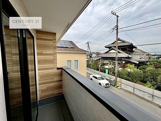 陽当たりの良いバルコニーで、お洗濯物もよく乾きそうですね!お天気の良い日にはバルコニーへ出てリフレッシュするのも気持ちよさそうです。