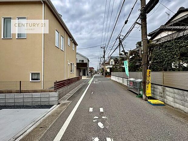 前面道路は5.45ｍ！陽当り良好な立地です。車庫入れが苦手な方も安心ですね。