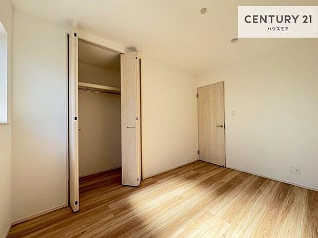 掃き出し窓がないお部屋は、お子様のお部屋としても安心です!収納スペースも充実しているので散らかったお部屋をサッと片付けられます!