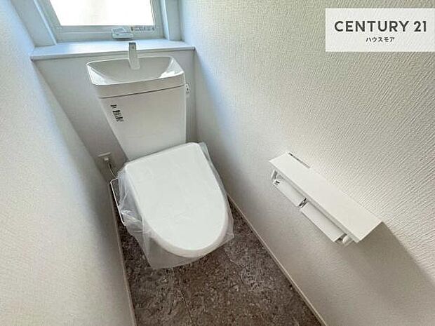 1・2階にトイレがございます!朝の忙しい時間帯も待たずにすみそうですね。白を基調とした清潔感のあるトイレでお手入れがしやすいです!