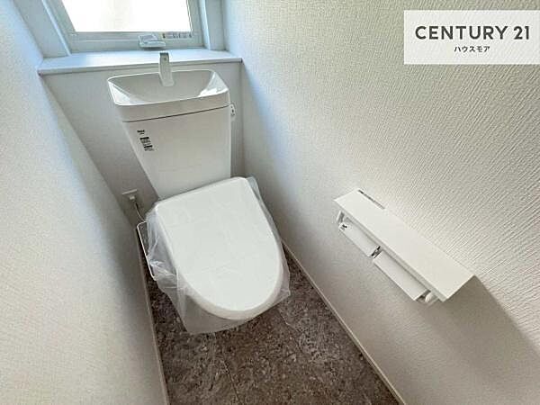 1・2階にトイレがございます！朝の忙しい時間帯も待たずにすみそうですね。白を基調とした清潔感のあるトイレでお手入れがしやすいです！