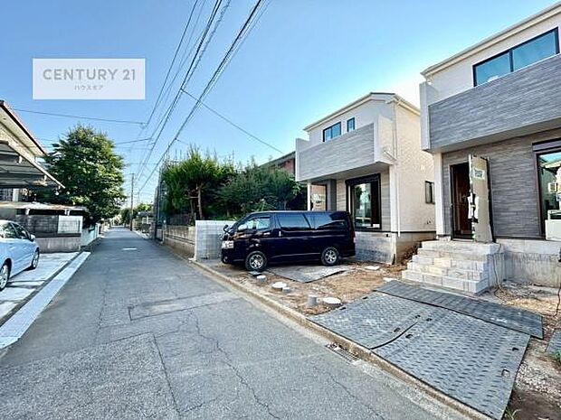 前面道路は4m!陽当り良好な立地です。車庫入れが苦手な方も安心ですね。