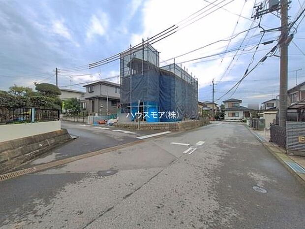 前面道路5.5ｍ×6.6ｍ！陽当り良好な立地です。車庫入れが苦手な方も安心ですね。
