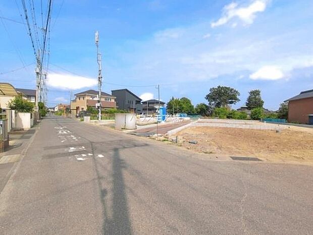 前面道路は6.2m!陽当り良好な立地です。車庫入れが苦手な方も安心ですね。