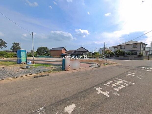 前面道路は6.2m!陽当り良好な立地です。車庫入れが苦手な方も安心ですね。
