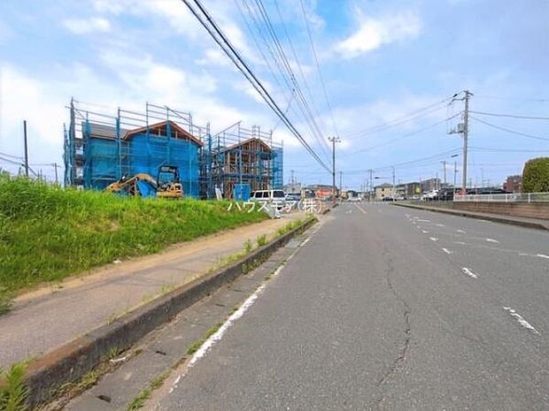 前面道路は15m!陽当り良好な立地です。車庫入れが苦手な方も安心ですね。